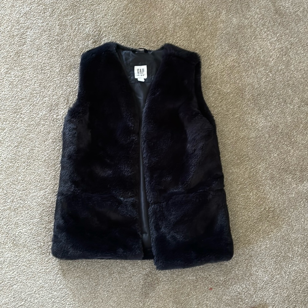Black faux fur Gap girls vest